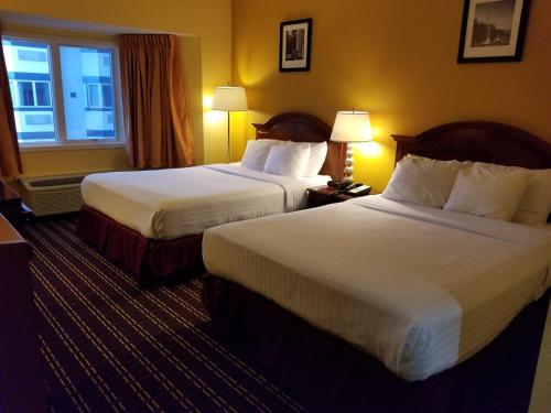 Ένα ή περισσότερα κρεβάτια σε δωμάτιο στο Comstock Inn & Conference Center