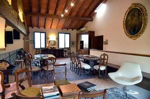 A restaurant or other place to eat at Agriturismo Argaland