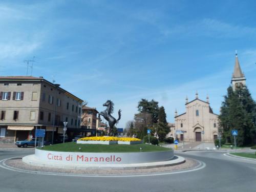 a statue in the middle of a city street at H5-5H Luxury Room in Maranello