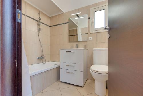 une salle de bain avec toilettes, baignoire et lavabo dans l'établissement Terrazza Soli Mare, à Belgodère