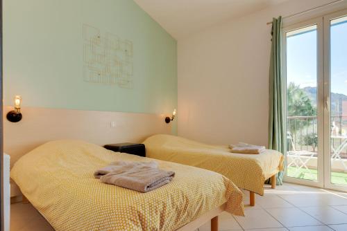 ベルゴデールにあるTerrazza SOLI MAREの窓付きの客室で、ベッド2台(黄色の毛布付)