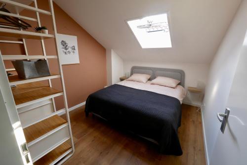 um pequeno quarto com uma cama e uma escada em Boothuis 64 Harderwijk em Harderwijk