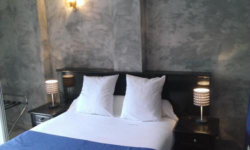 Voodi või voodid majutusasutuse HOTEL RESTAURANT LE SAINT PIERRE "Grand Périgueux" toas