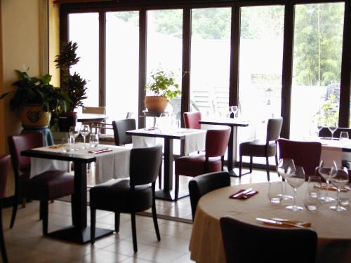 ห้องอาหารหรือที่รับประทานอาหารของ HOTEL RESTAURANT LE SAINT PIERRE "Grand Périgueux"