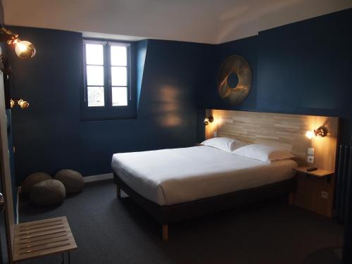 Llit o llits en una habitació de Hotel Colbert