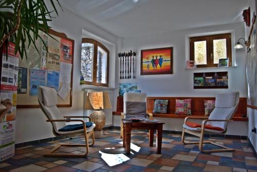 Pokój z 3 krzesłami i stołem w obiekcie Casa Hotel Civitella w mieście Civitella Alfedena