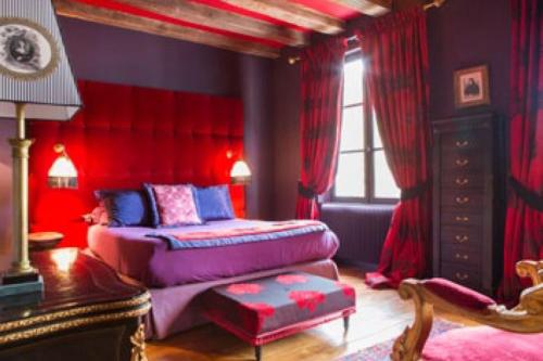 เตียงในห้องที่ La Closerie Saint Jacques