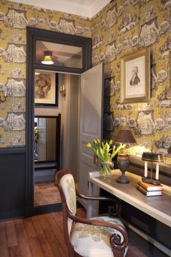 a room with a desk with a chair and a mirror at La Closerie Saint Jacques in Loches
