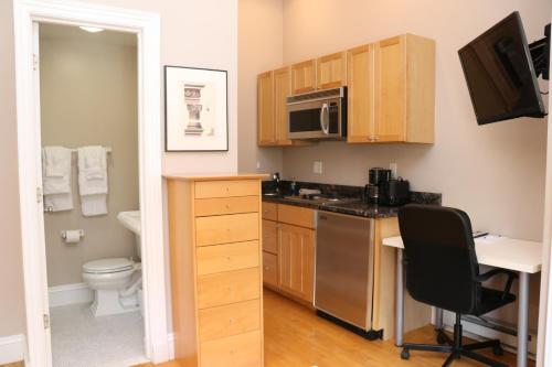 een kleine keuken met een wastafel en een magnetron bij Charming Studio in Boston Brownstone, C.Ave#5 in Boston