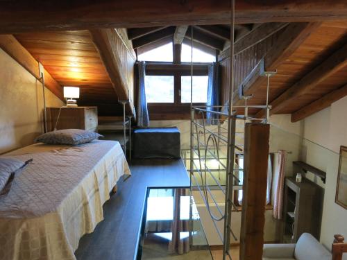 ein Schlafzimmer mit einem Bett und einer Wendeltreppe in der Unterkunft Casa Dialley Cir0013 in Aymavilles