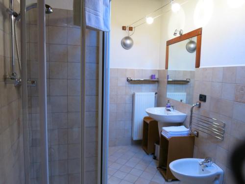 a bathroom with two sinks and a shower at Casa Dialley Cir0013 in Aymavilles