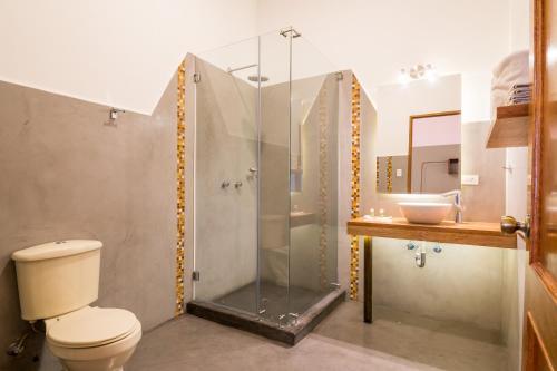 Een badkamer bij Viajero Quito Hostel