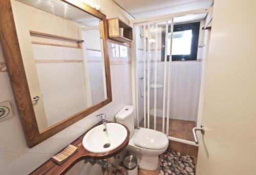 ランポーヤにあるLavandaのバスルーム(トイレ、洗面台、鏡付)