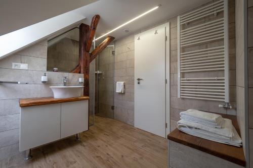 A bathroom at Barbakan