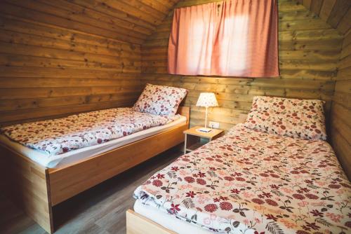 Un pat sau paturi într-o cameră la Camp Podgrad Vransko