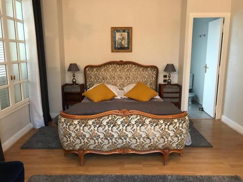 1 cama grande en una habitación con 2 mesitas de noche en La Tour de Saint Cyr en Saint-Cyr-sur-Loire