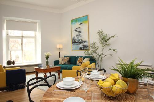 塔林的住宿－托姆比亞老城塔林市公寓，客厅配有桌子和蓝色沙发