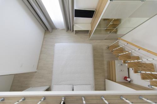 Habitación con una escalera con sillas blancas en Domy House, en Caserta