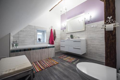 La salle de bains est pourvue de toilettes et d'un lavabo. dans l'établissement Dom "Przy Kuźni", à Krotoszyny