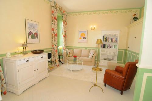 - un salon avec un canapé et une chaise dans l'établissement Chateau des Gipières bij de Mont Vetoux, à Montbrun-les-Bains