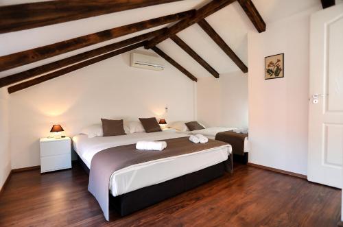 Ένα ή περισσότερα κρεβάτια σε δωμάτιο στο Vila SanAdrija