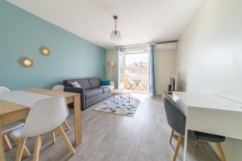 un salon avec un canapé et une table dans l'établissement A 2 pas du Palais free parking, à Avignon