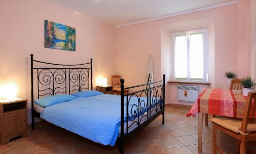 1 dormitorio con cama, mesa y ventana en Annie's Bed & Breakfast, en Ascona