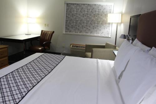 Westbridge Inn & Suites – Photos 3