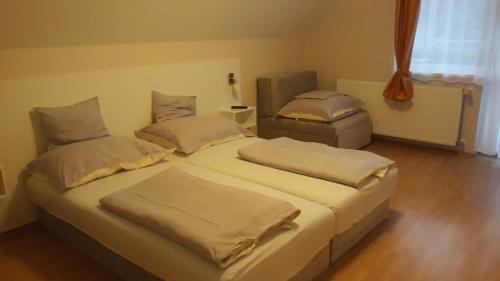 Ένα ή περισσότερα κρεβάτια σε δωμάτιο στο Szalóky Apartmanház