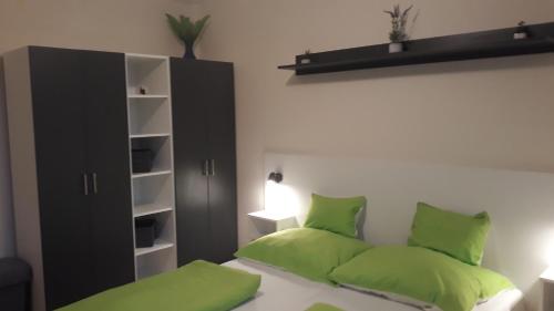 Ένα ή περισσότερα κρεβάτια σε δωμάτιο στο Szalóky Apartmanház
