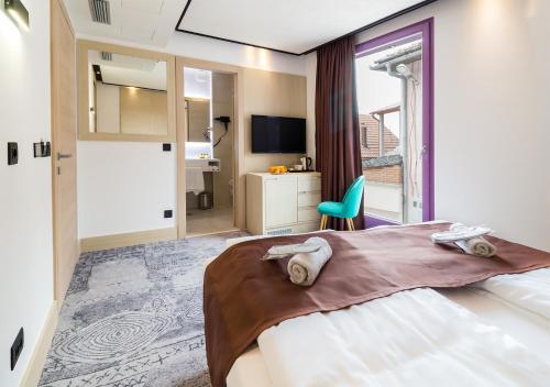 um quarto com uma cama grande e uma janela grande em Hotel Boss em Saraievo