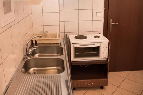 una piccola cucina con lavello e fornello di Holiday Zigos a Igoumenítsa