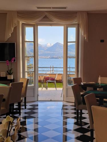 a dining room with a view of the water at Hotel Residence La Luna Nel Porto in Stresa