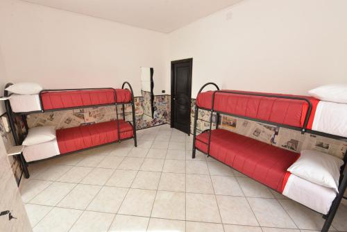 Cette chambre comprend 3 lits superposés et du carrelage. dans l'établissement Ace of Sticks, à Naples