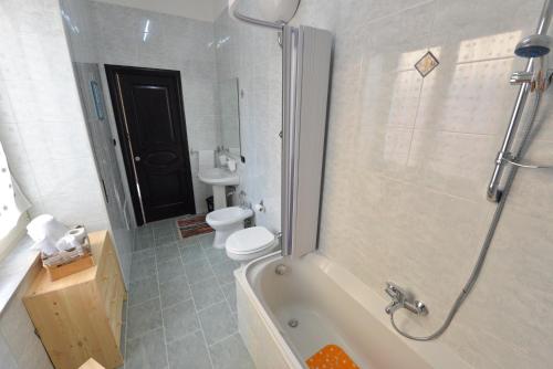 La salle de bains est pourvue d'une baignoire, de toilettes et d'une douche. dans l'établissement Ace of Sticks, à Naples