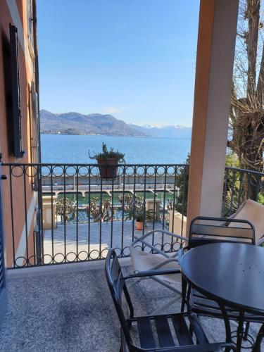 a balcony with a table and chairs and the ocean at Hotel Residence La Luna Nel Porto in Stresa