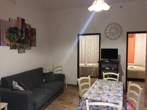 sala de estar con sofá y mesa en Casa Vacanze Salinisti en Marsala