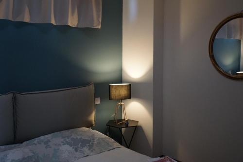 sypialnia z łóżkiem, lampką i lustrem w obiekcie La Rotonda w mieście Pawia