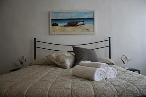 ein Schlafzimmer mit einem Bett mit Handtüchern darauf in der Unterkunft Casa Naldi 2 in Florenz