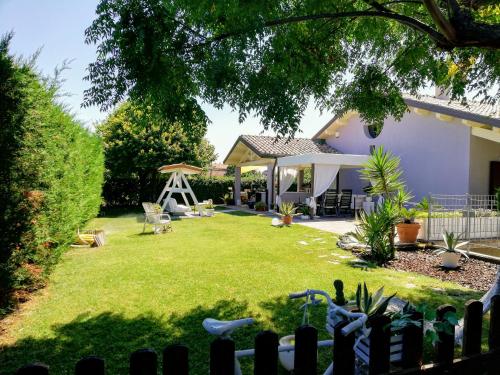 a backyard with a fence and a yard with a yard at B&B Flavio e Catia in Marotta