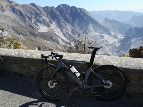 テッラロにあるMiramaretellaroの山の景色を望む壁に駐輪した自転車