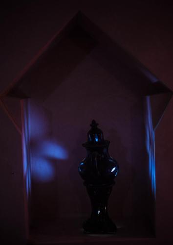 a black vase sitting in a dark room at Kasbah Ait Kassi in Boumalne
