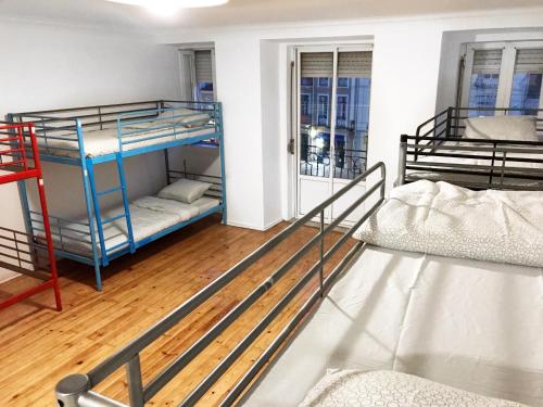 里斯本的住宿－Auristelas Hostel，一间设有两张双层床的客房
