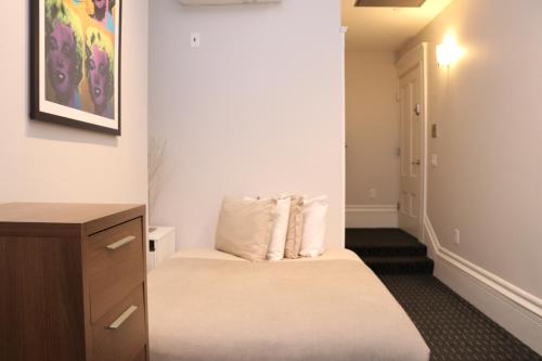 Habitación pequeña con cama y vestidor en Charming & Stylish Studio on Beacon Hill #3, en Boston