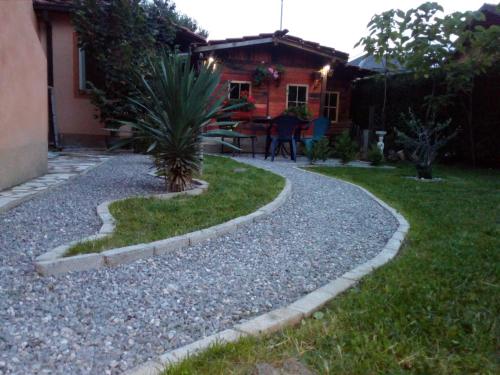 un jardín con un camino de grava y una casa en Apartment NIKOLA ORANGE, en Ohrid