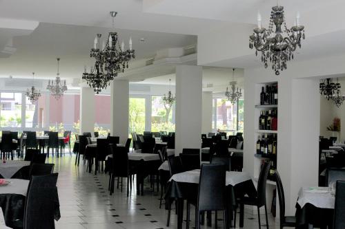 Un restaurante o sitio para comer en Hotel Leonardo