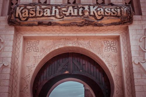 una entrada a un edificio con un cartel sobre una puerta en Kasbah Ait Kassi, en Boumalne