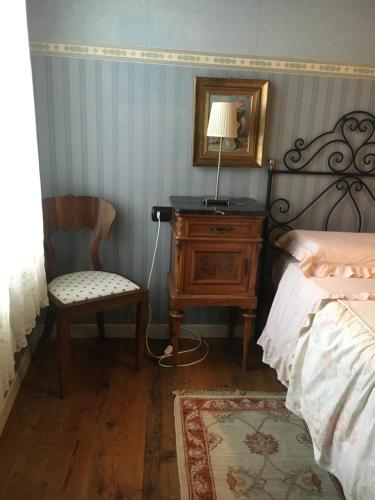 una camera con letto, tavolo e sedia di RESIDENZA CarloMaria a Seregno