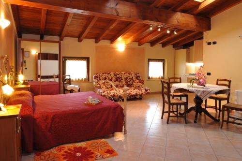 uma sala de estar com uma cama e uma mesa em Agriturismo Pigno em Villafranca di Verona