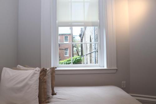 um quarto com uma cama e uma janela em Charming & Stylish Studio on Beacon Hill #6 em Boston